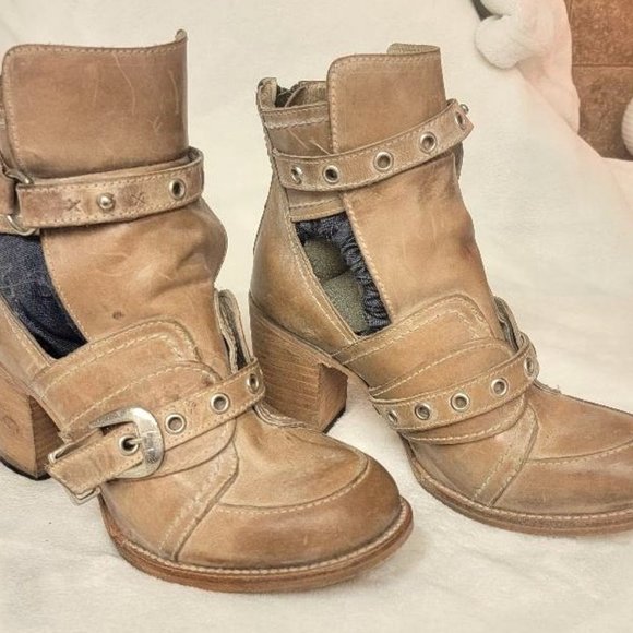 FREEBIRD SONOMA TAUPE ZIPPERED BOOT - Picture 1 of 2